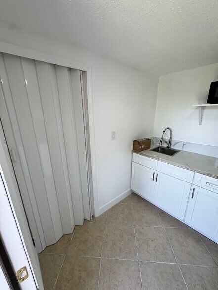 Building Photo - 1721 Manor Dr