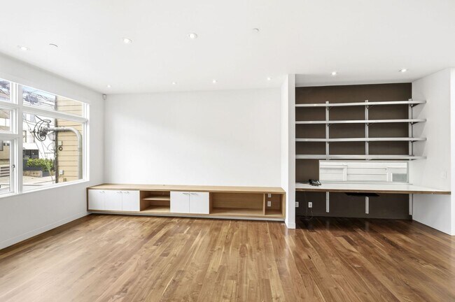 Building Photo - 1076 S Van Ness Ave