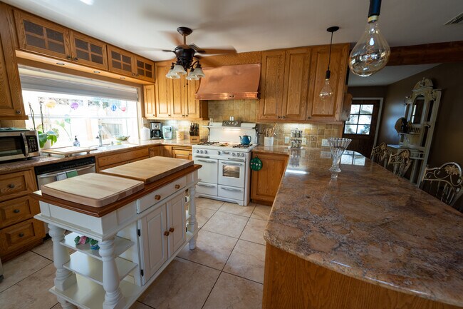 Loads of Natural Light - 23437 Vanowen St