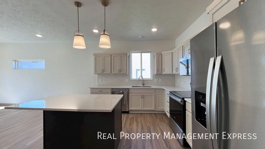 Building Photo - Modern 3 Bed, 2.5 Bath Townhome in West Sioux Falls