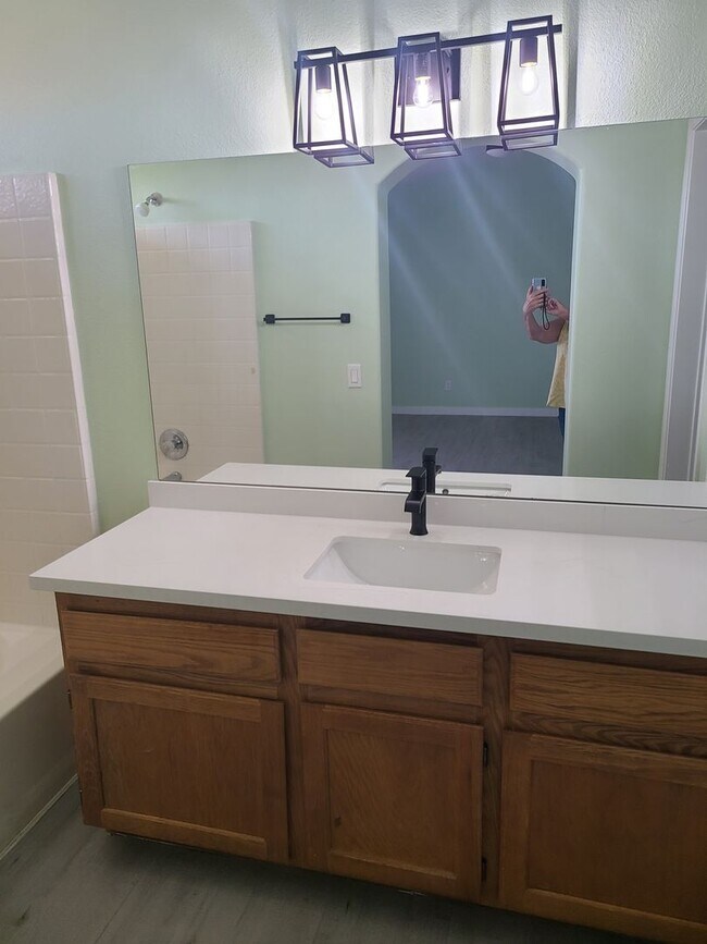 Building Photo - 3 BDRM 2.5 BATH GATED TOWNHOME