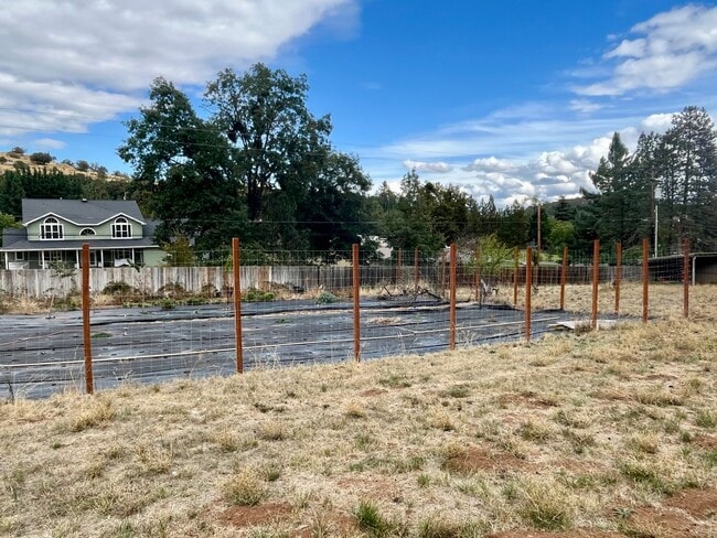 Building Photo - 3 Bedroom Plus Office, 2.5 Bath Located in...