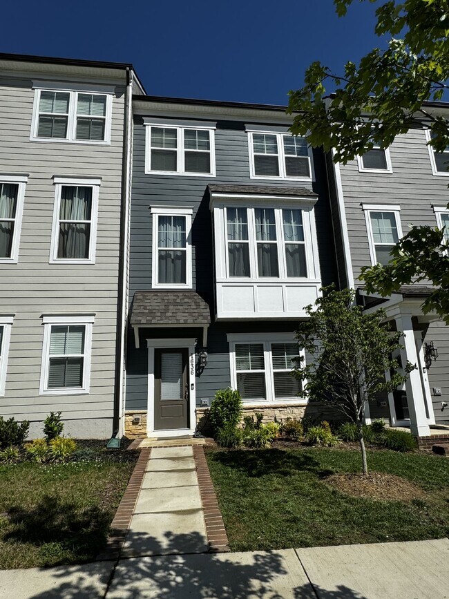 Building Photo - Luxurious 4-Bedroom Townhouse with 3.5 Bat...