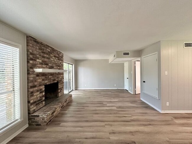 Building Photo - Available Now! 3 Bedroom 2.5 Bath Duplex i...