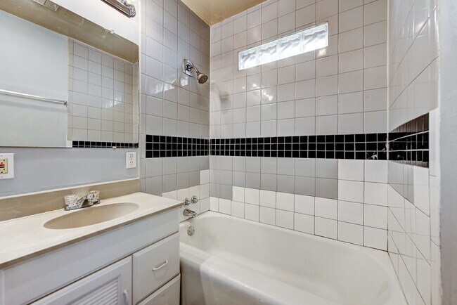 Building Photo - 2144 Pearson Dr