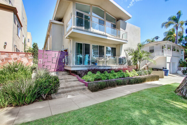 1047 11th St in Santa Monica. Modern buil... - 1047 11th St in Santa Monica.  Modern buil...