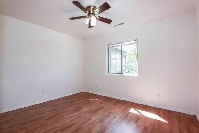 Building Photo - 4266 N Saratoga Dr