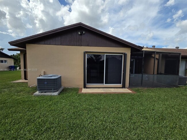 Building Photo - 9430 S Meadows Cir
