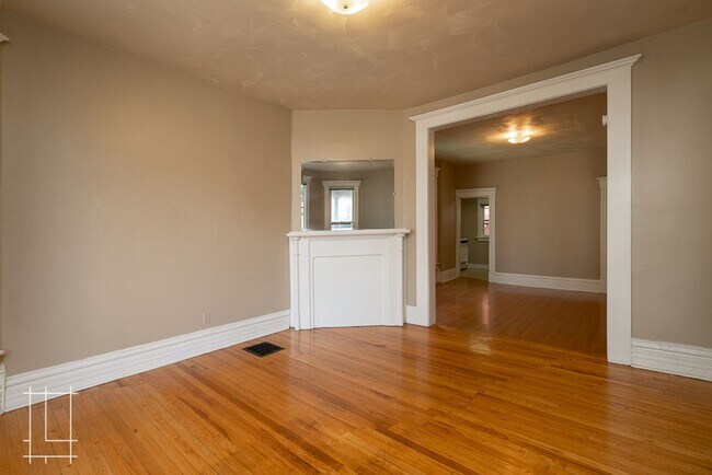 Building Photo - 207 W Hubbard Ave