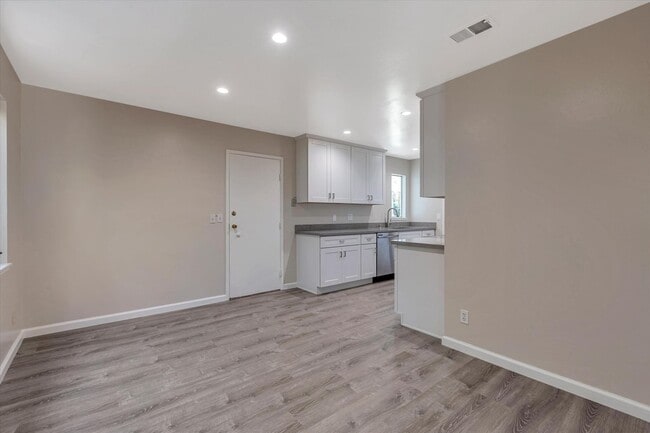 Building Photo - Beautifully Remodeled 4 Bedroom (+ bonus room and closet) 2 Bathroom Mountain View Home!
