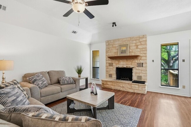 Building Photo - 306 Woodstone Dr