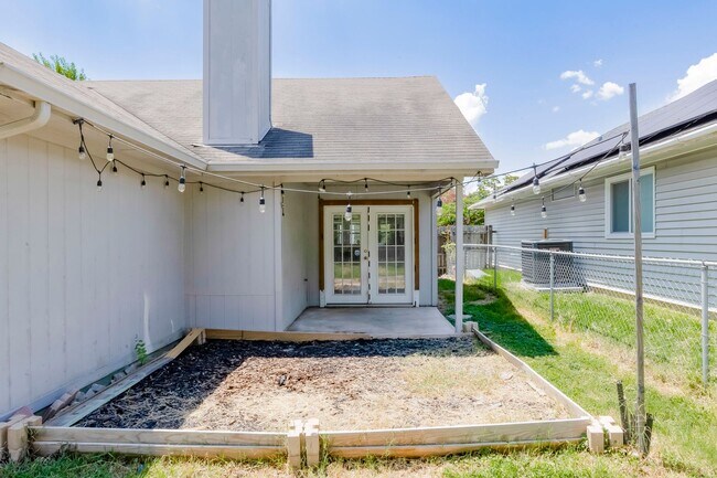 Building Photo - 2015 Newton Dr