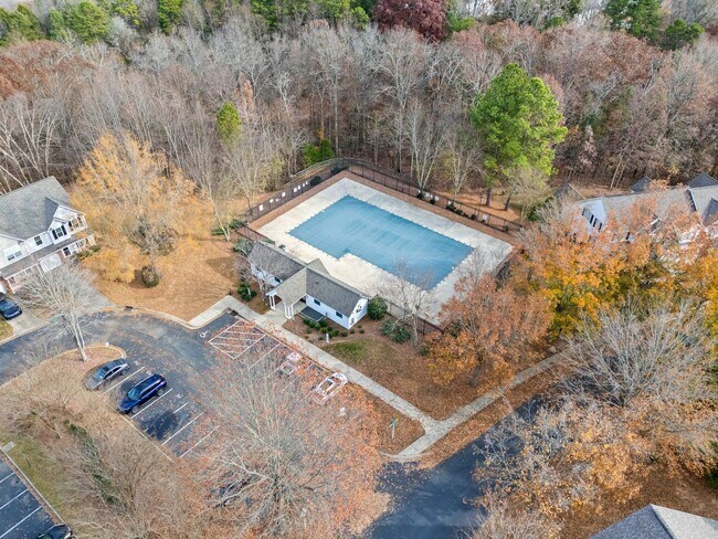 Building Photo - This immaculate 3-bed, 2.5 bath townhome in the Olde Stone Crossing community with the primary be...