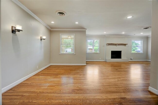 Building Photo - 9829 Larston St