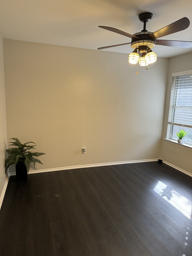 Building Photo - 900 Hollow Trail Ct
