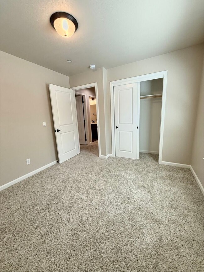Building Photo - Move In Ready 3 Bed 2.5 Bath!!!