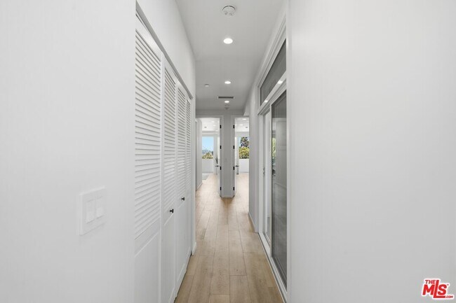 Building Photo - 2311 Cove Ave