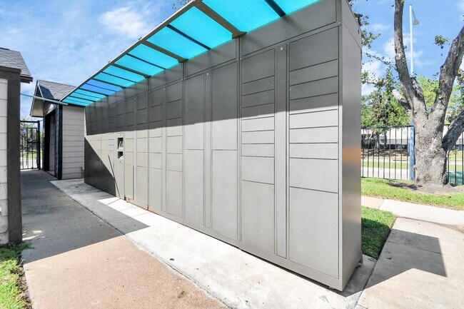 Building Photo - 2701 W Bellfort Ave