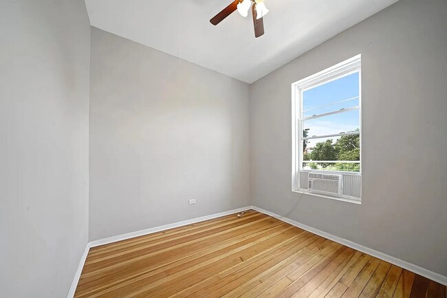Building Photo - Charming 2-Bed Oasis on Augusta Blvd: Your Perfect Urban Retreat in Chicago!