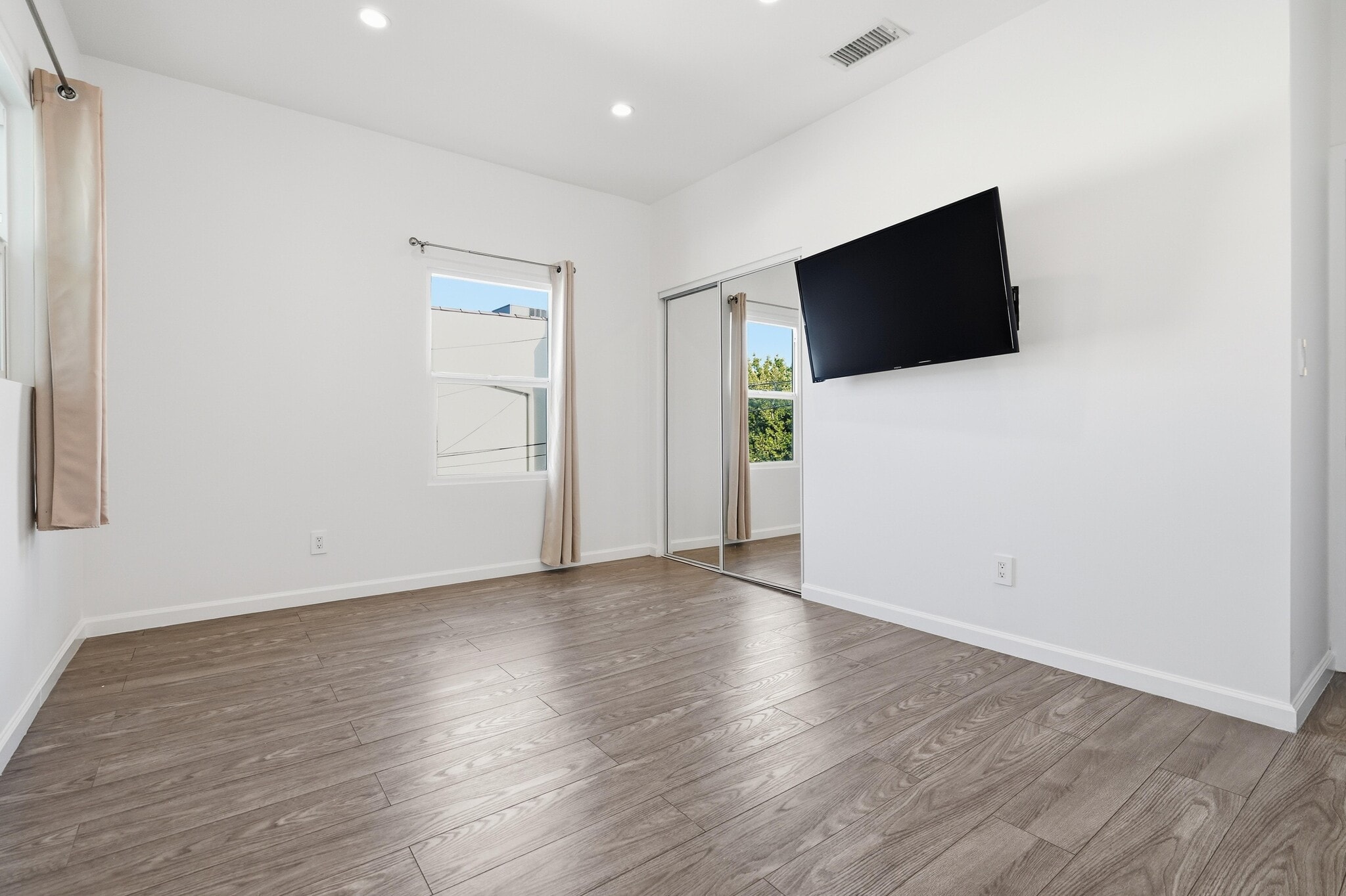 Building Photo - 455 S Rexford Dr