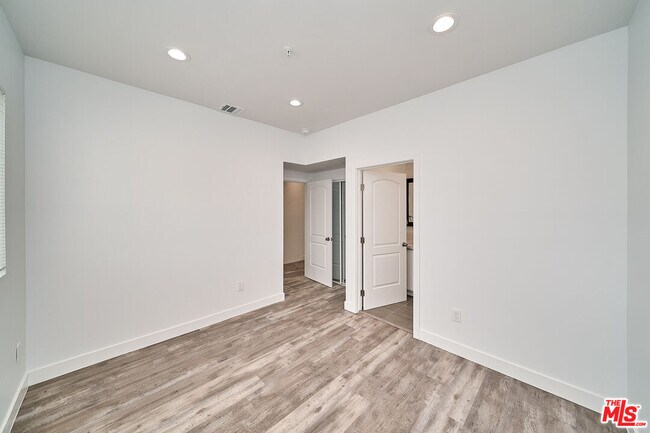 Building Photo - 603 1/2 W 41st St