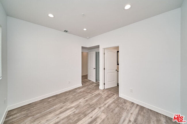 Building Photo - 603 W 41st Pl