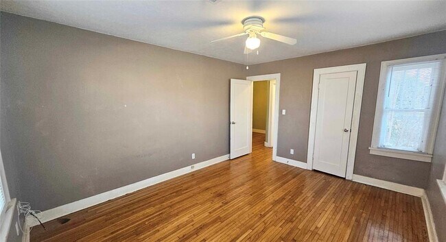 Building Photo - 2429 W Park Pl