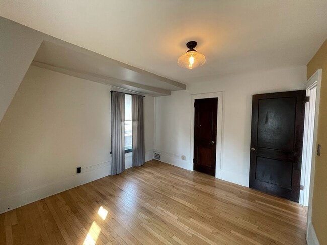 Building Photo - Three bedroom one bathroom home for rent