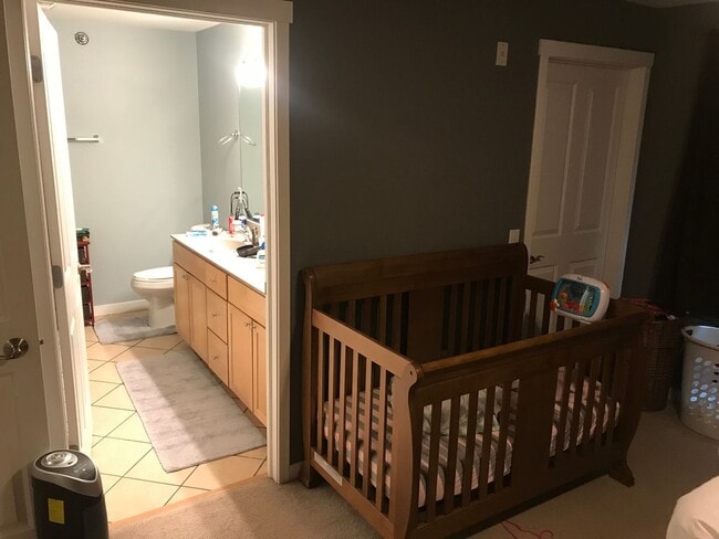Building Photo - Spacious 2 bed 1 bathroom Condominium