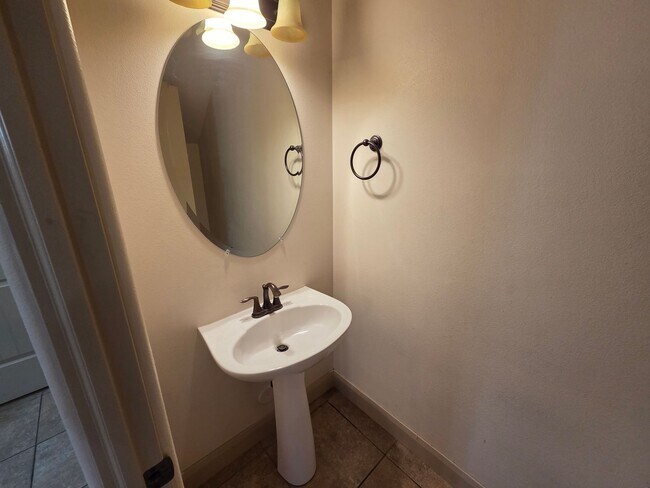 Building Photo - Shadow Ridge 3 Bedroom