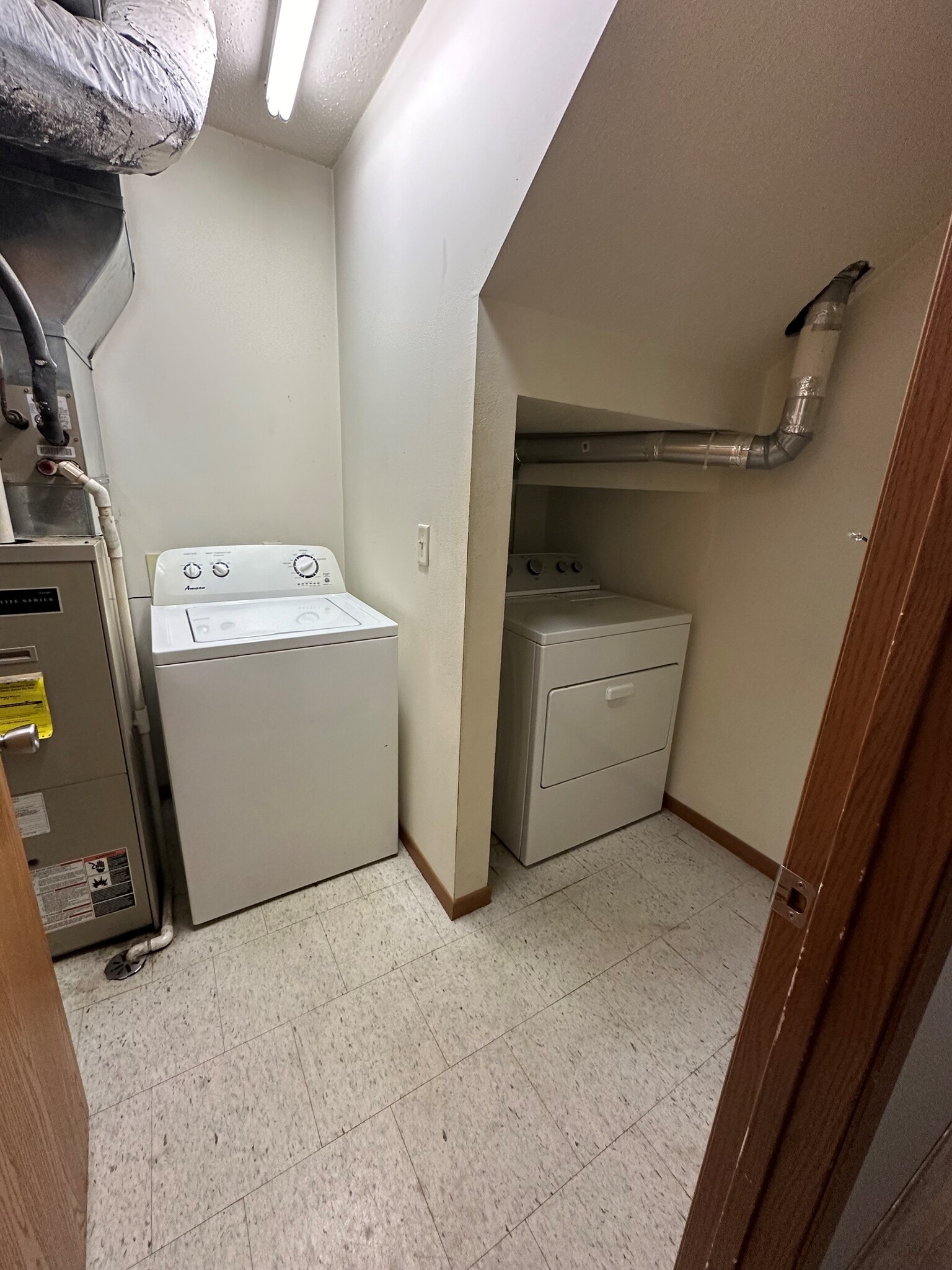 Building Photo - 1521 6th St E