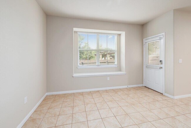 Building Photo - 2880 Donnell Dr