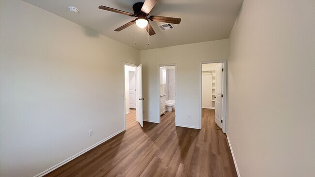 Building Photo - 3 Bedroom 2 Bath 2 Car Garage Duplex in Gr...