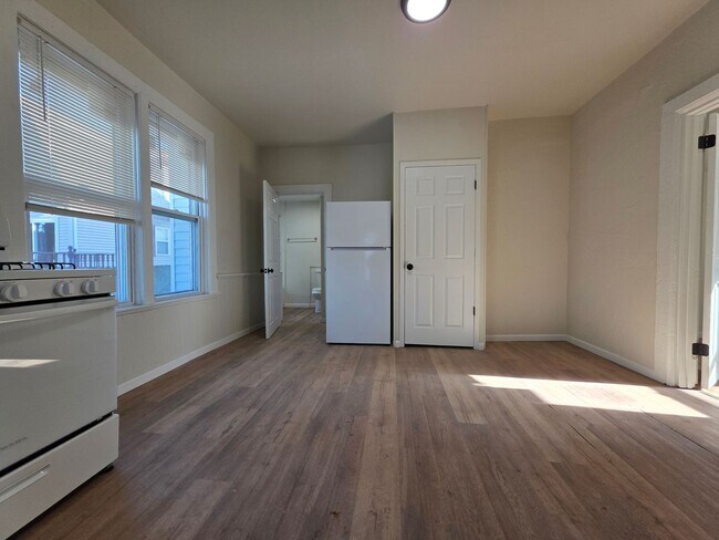 Building Photo - 210 S Maple Ave