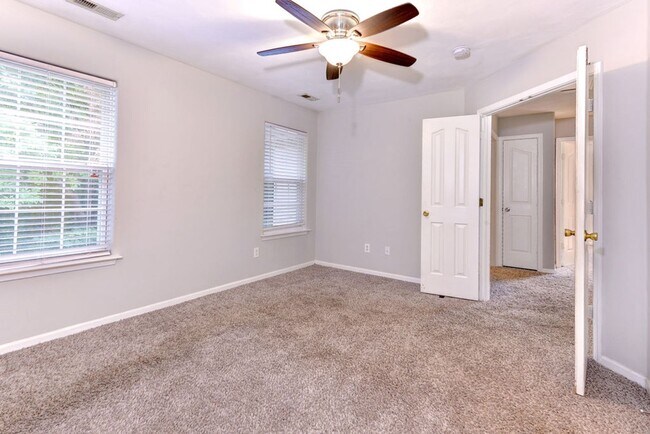 Building Photo - 112 Post Oak Rd