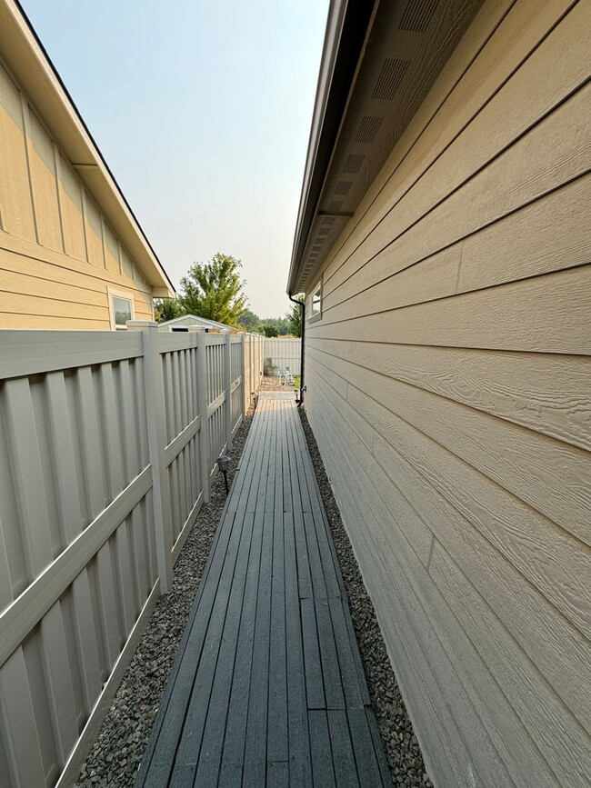 Building Photo - Charming 3-bedroom, 2-bathroom home locate...