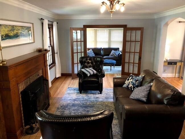 Building Photo - Charming Tudor 3 Blocks From Mayo