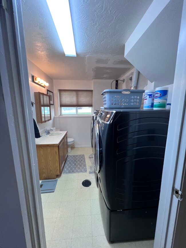 Building Photo - 841 Wildrose Ln