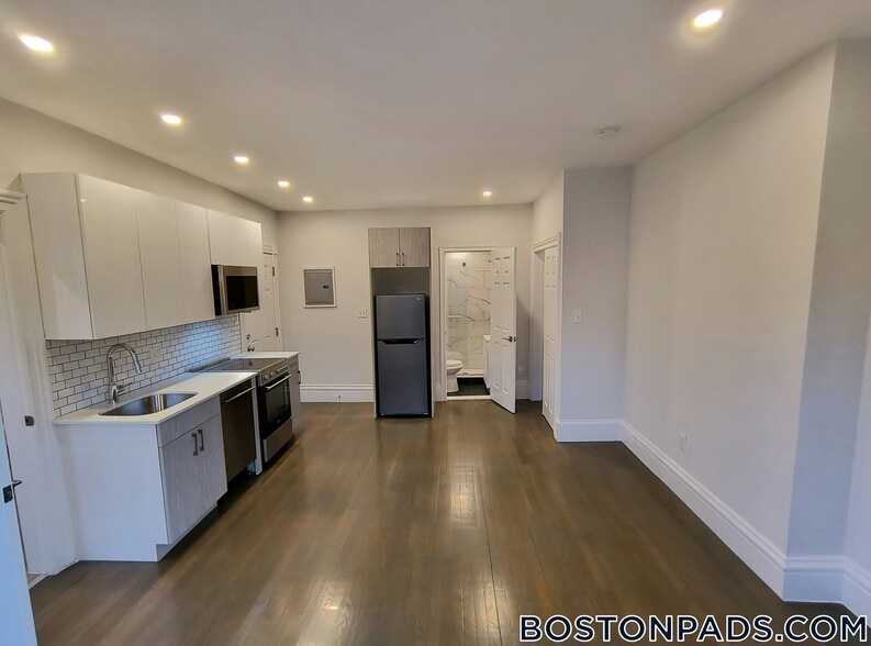 Building Photo - 225 Newbury St