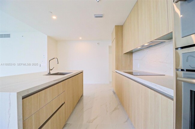 Building Photo - 700 NE 24th St