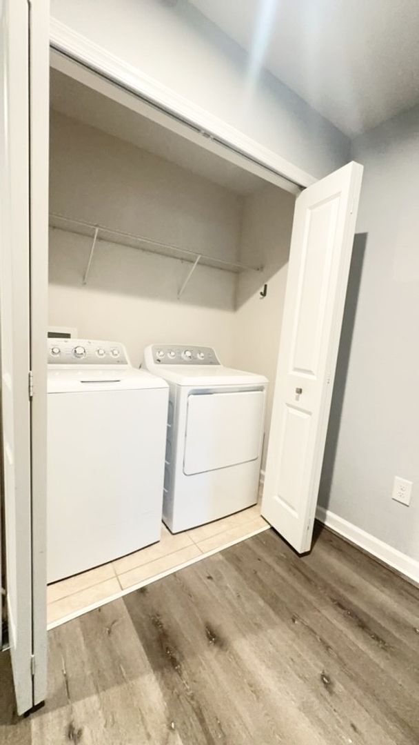 Building Photo - Modern 3-Bedroom Townhome in Gated Communi...