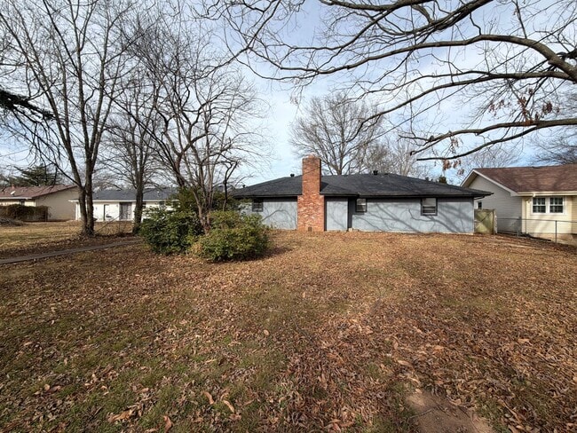 Building Photo - WOW! Look at this property ! You cant beat this price!