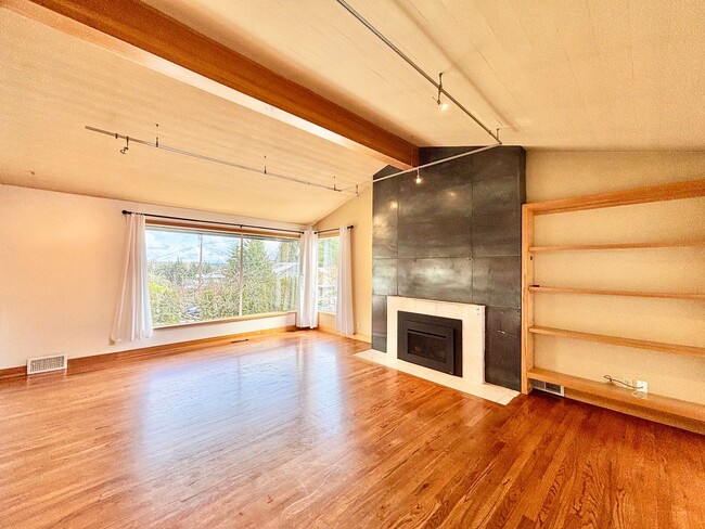 Building Photo - Stunning Mountain View Mid-Century Home in Prestigious Clyde Hill