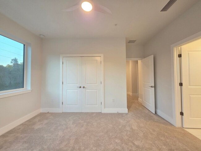 Building Photo - FOR RENT 3 bed, 3.5 bath, 3 level brand new condo