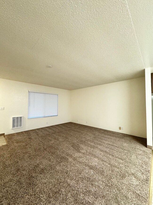 Building Photo - Move-In Special! $250/OFF 1st Month Rent