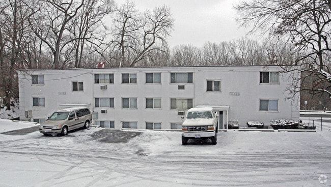 Building Photo - 2605 Riverside Dr