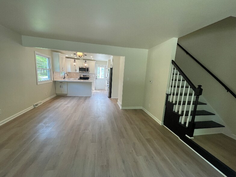Building Photo - 5910 Teakwood Dr