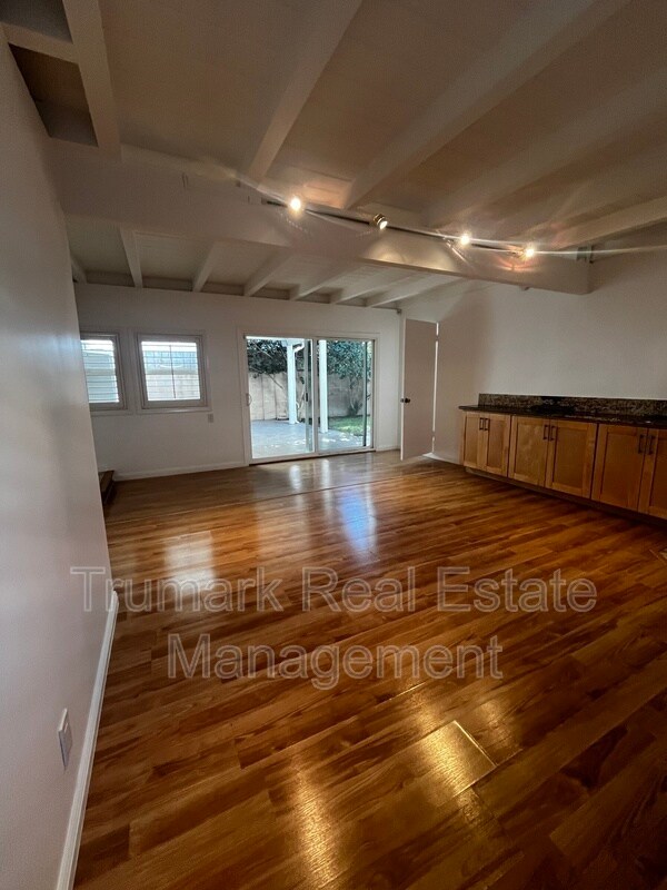 Building Photo - 337 S Beachwood Dr