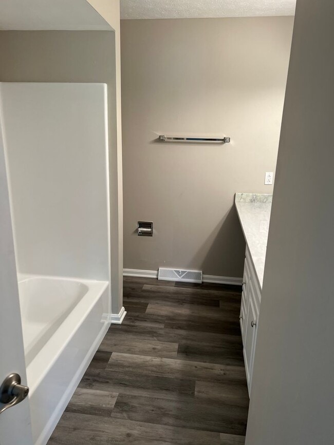 Building Photo - Newly Remodeled 2 Bedroom, 2.5 Bath Condo ...