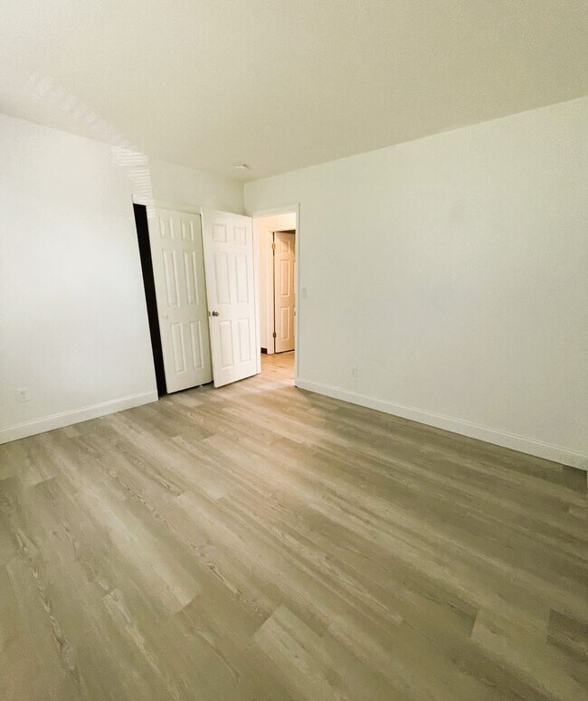 Building Photo - 10437 Cable Ave